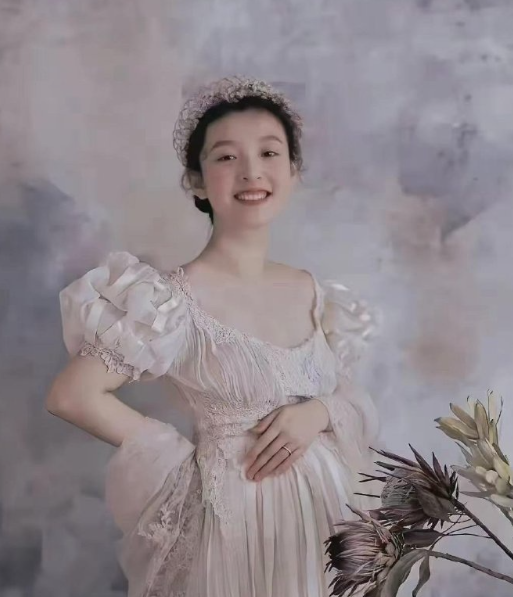 吴倩当年这组孕照拍的就像油画一样好看