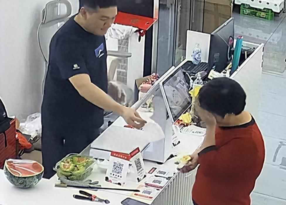 泪目了，浙江，一位阿姨走进水果店，犹豫了很久，小心翼翼地问老板：“能不能只卖我一