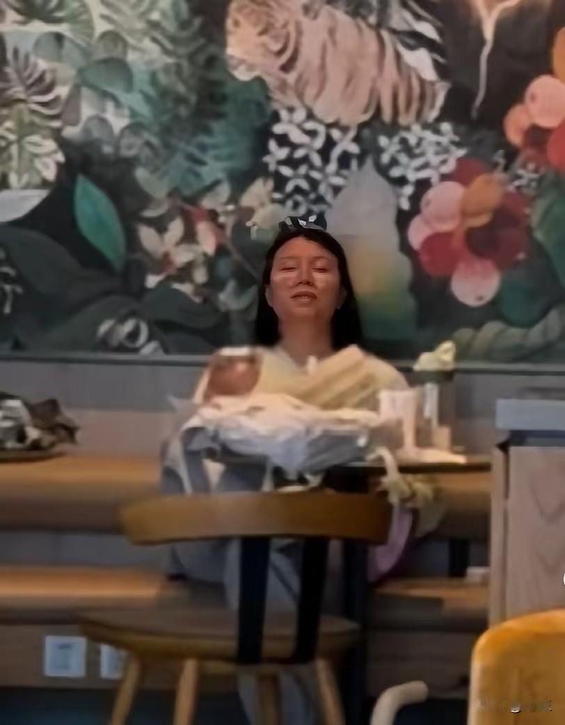 面相这一玄学太权威了，依旧是圆脸、戴眼镜、防晒服、洞洞鞋，样子，穿着、行为，这准