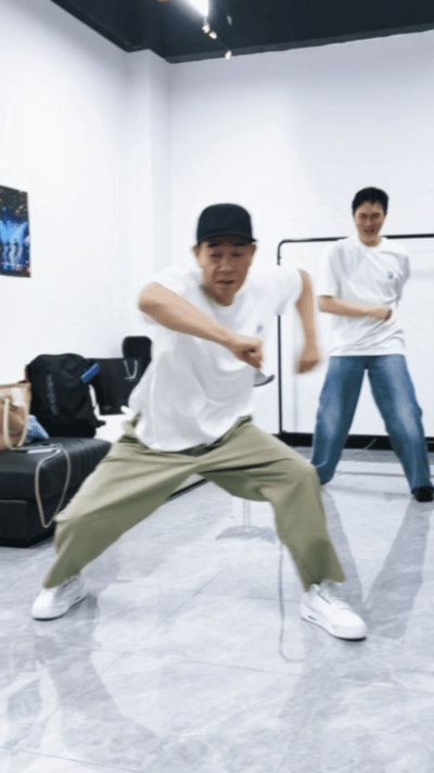 58岁的陈小春宝刀未老啊！应采儿都说：山鸡哥样样拿得出手！ 在披荆斩棘的考核