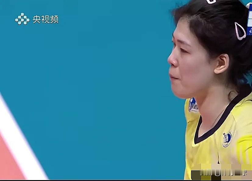妹妹李盈莹比赛时哭了：球迷看得都心疼！可能是李盈莹压力太大了，也可能是李盈莹