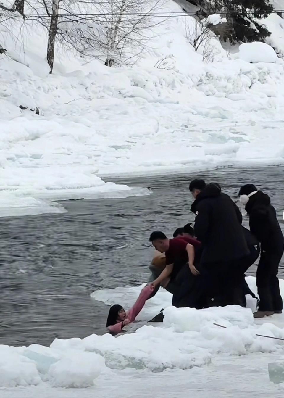 大家好，我就是网上说的冰河救人的“短袖哥”邓子龙，是新疆乌鲁木齐市驰骋运输旅