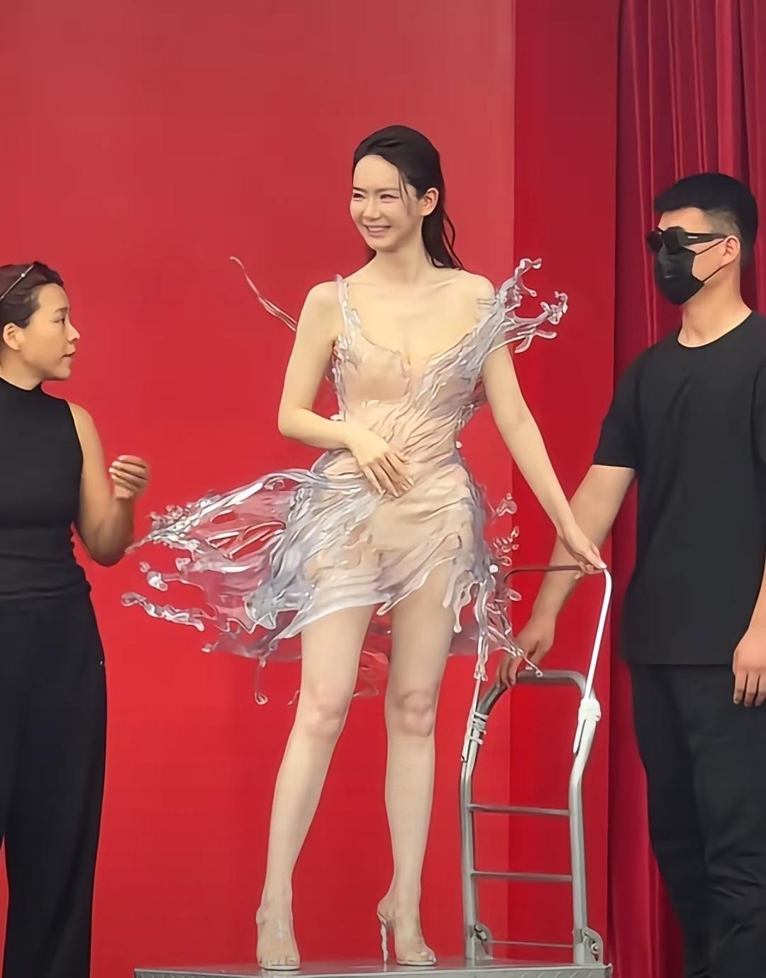 真是理解不了。16公斤的裙子，踩着推车出场，就是为了呈现“水花”效果？美不美的另