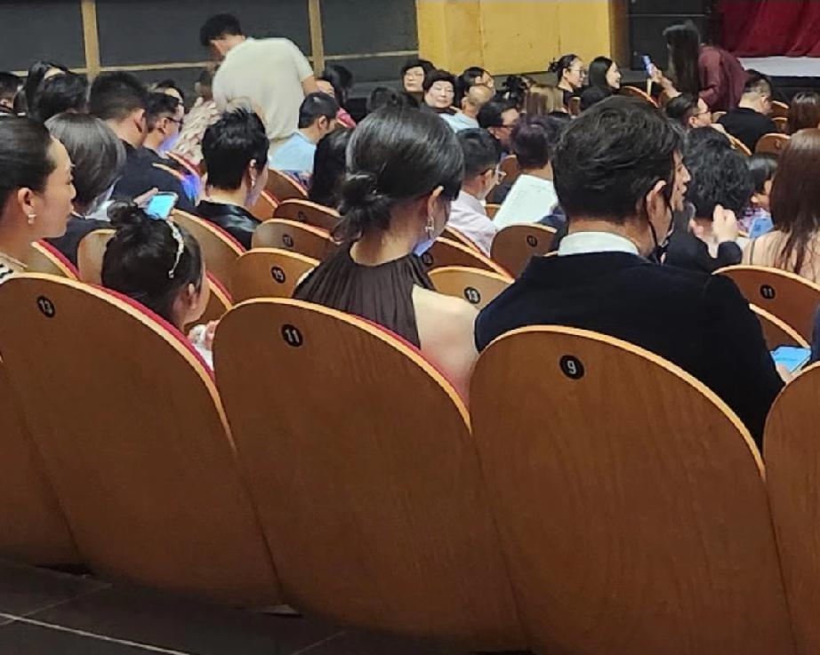 唐嫣罗晋夫妻俩合体出席女儿幼儿园的艺术节活动，看背影一家三口坐得整整齐齐的，唐嫣