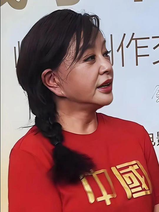 75岁的刘晓庆还活跃在舞台，真是妥妥的人生赢家。最近她北京商演亮相，穿蓝绿色印染