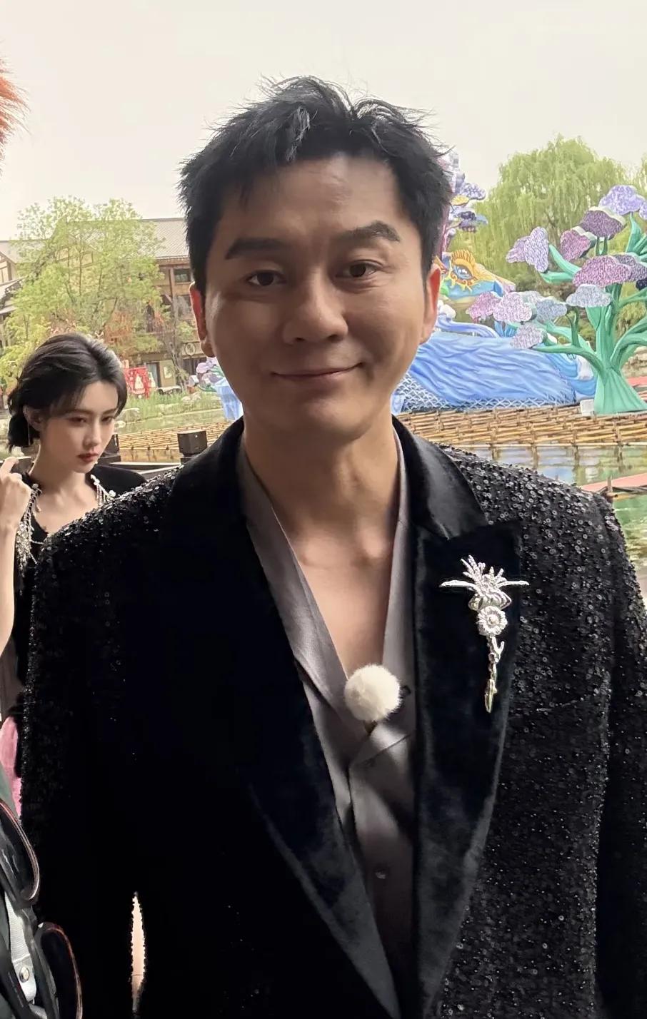 李晨现在都48岁了，看来不打算结婚了这辈子只能呆在跑男里，直到跑不动才退休。以