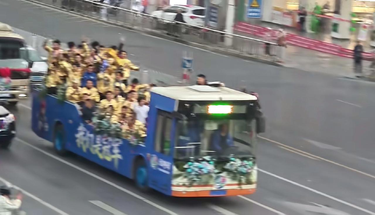 永州真的是“告发子”，连个巡游车都找不到，不得不把公交车的车棚拆掉，搞成露天敞篷