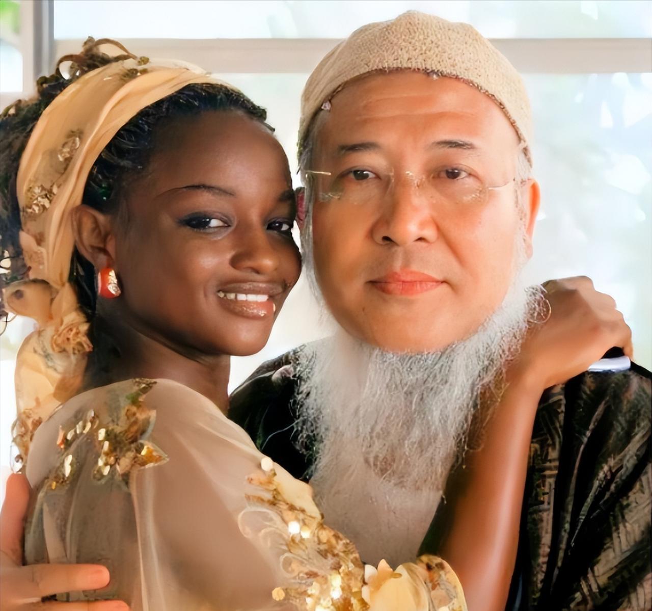 2011年，53岁著名画家杨彦花费4000万，娶21岁的非洲妻子。7年后，妻子生