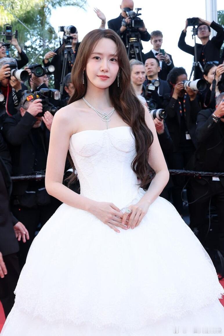 林允儿再度受麒麟邀请，身穿KyhaBridal2026秋冬婚纱系列，佩戴Qe