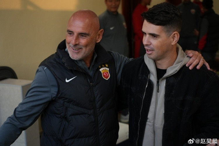 #奥斯卡探班上海海港冬训#据海港新闻官赵昊晨社媒消息，前海港外援奥斯卡赛前来到海