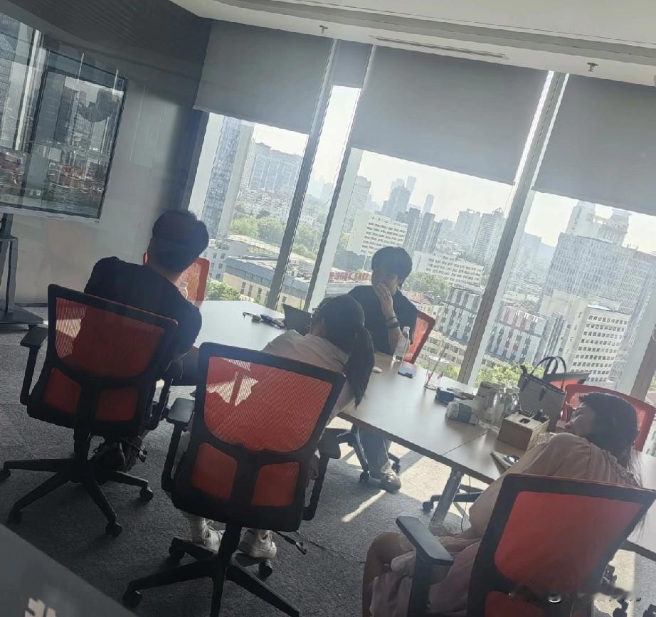 公司为了降本增效，重新找了供应商，还把很多不合理的费用给砍掉了，然后升级设备，优