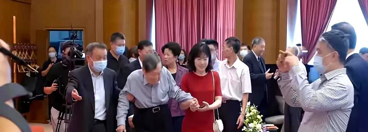 103岁扬振宁太拼了！拄拐还得两人搀扶，腰都直不起来了，可老爷子眼神亮