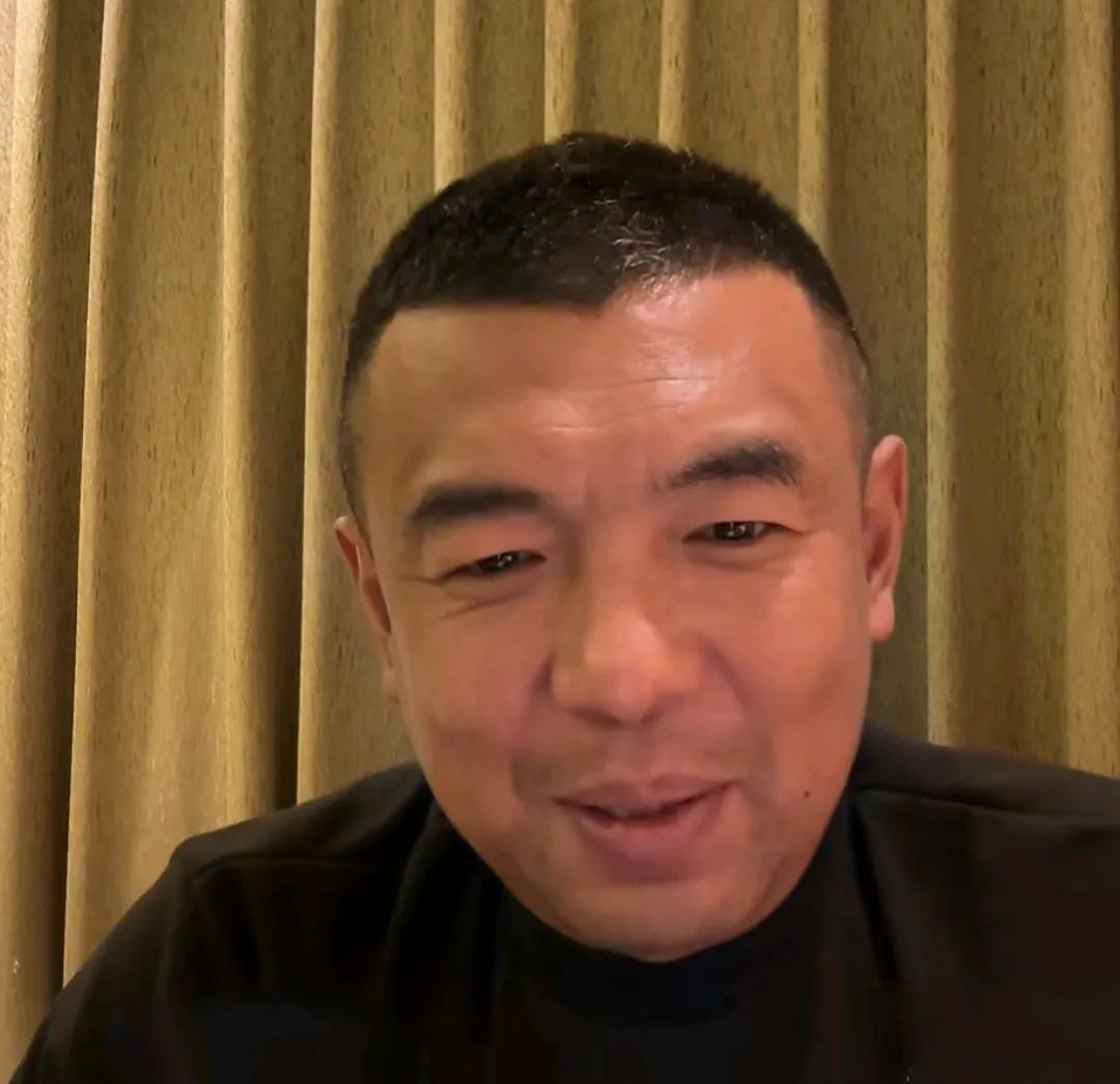 前国脚徐亮爆了一个料。他表示，他的北京国安队前队友王晓龙其实是个很倔强的人，跟