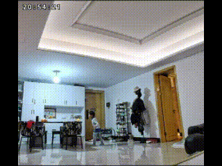 美丽姐一天到晚真不容易，小儿子在家玩蜡烛，差点把房子点了。大儿子悄咪咪地把