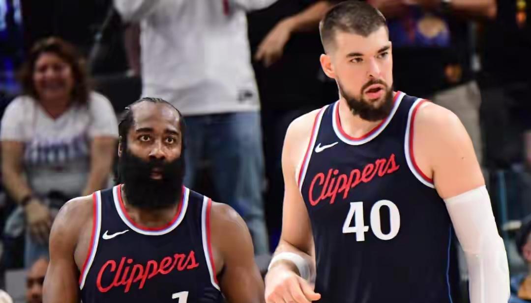 快船闷声发大财表面上失去哈登和祖巴茨，像是要重建，但实际上是一次阵容升级。加