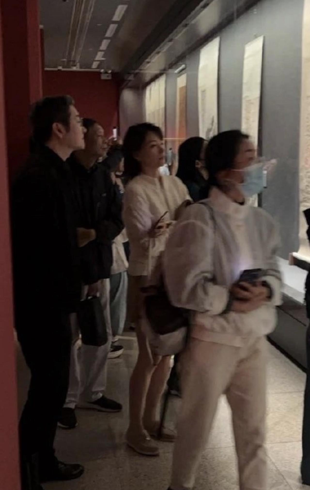 董卿一家现身美术馆，久违露面胖了不少，小腹突起身材圆润，气质依旧优雅。10月