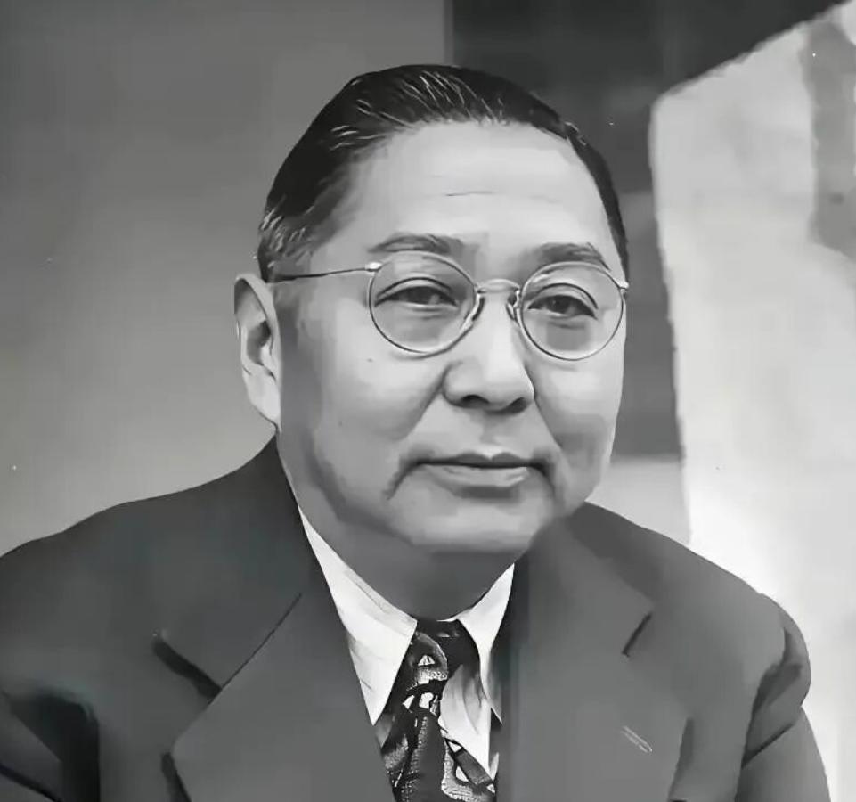 蒋介石和孙科属于相看两相厌，互相见不上。孙科骨子里有一种天然的优越感：天下是