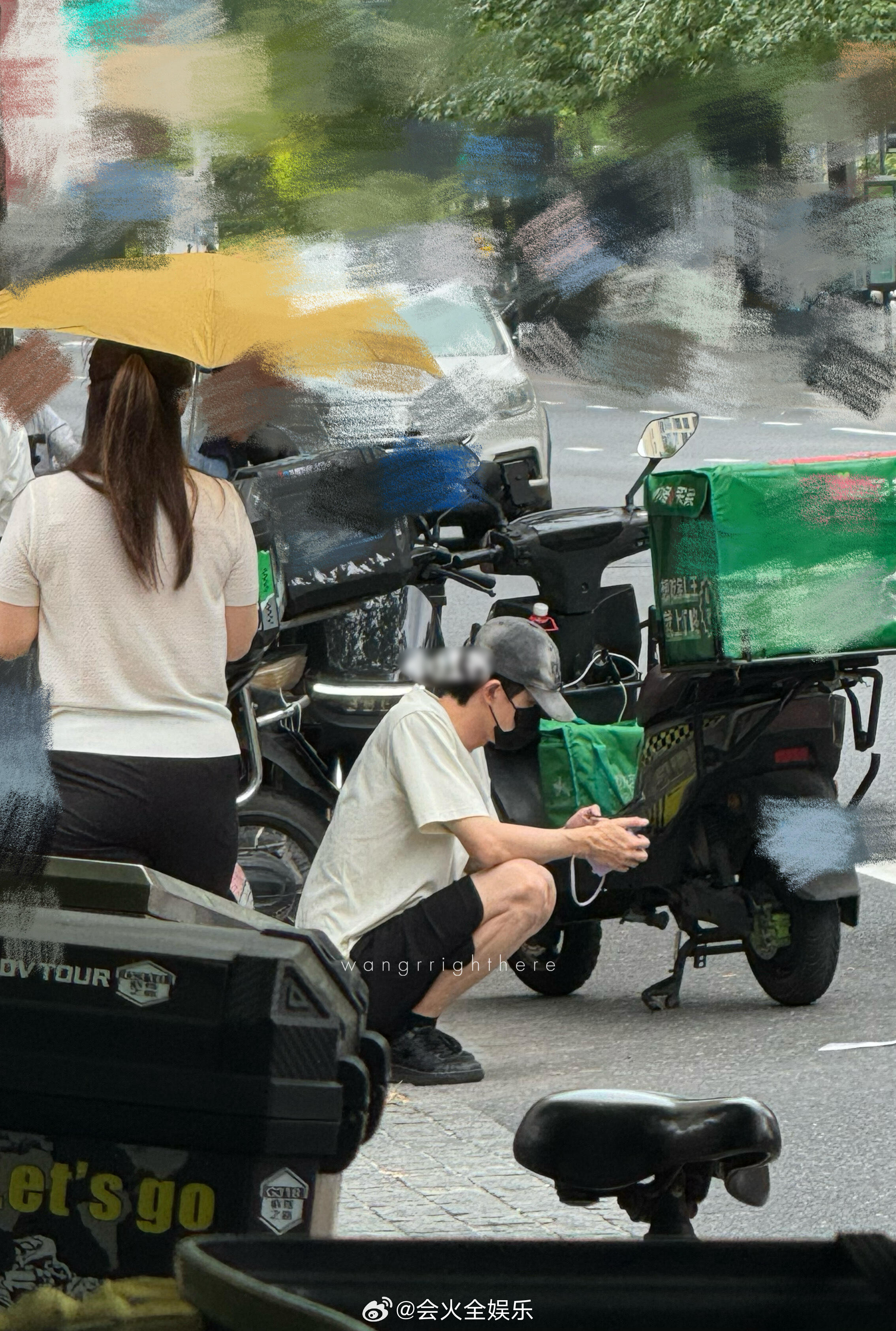 上海街头偶遇敖瑞鹏网友上海偶遇敖瑞鹏我有事要去上海一趟[哭哭]​​​