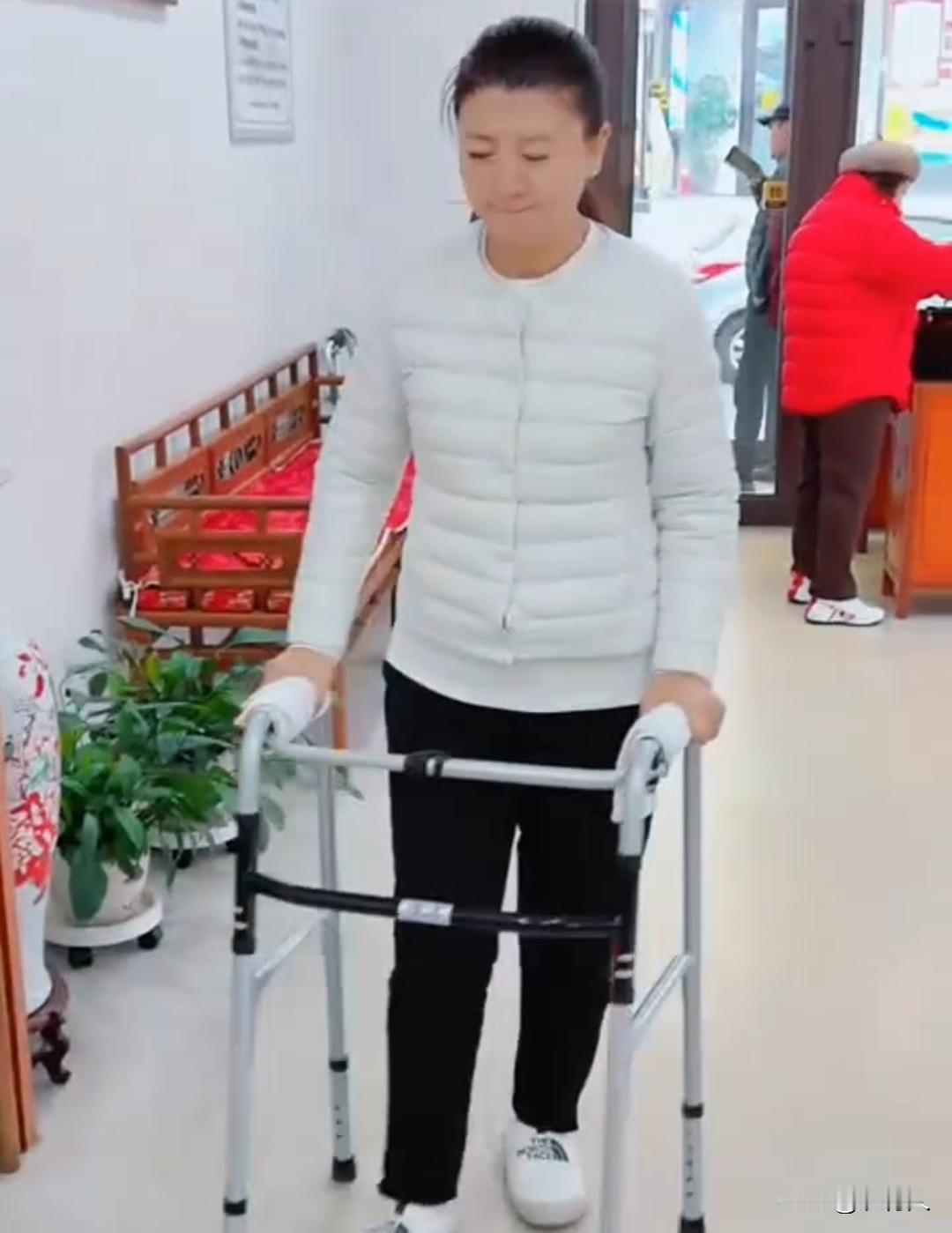 最近有很多人发视频说闫学晶老师骨折了，那是以前的老视频。现在闫学晶老师非常健康。