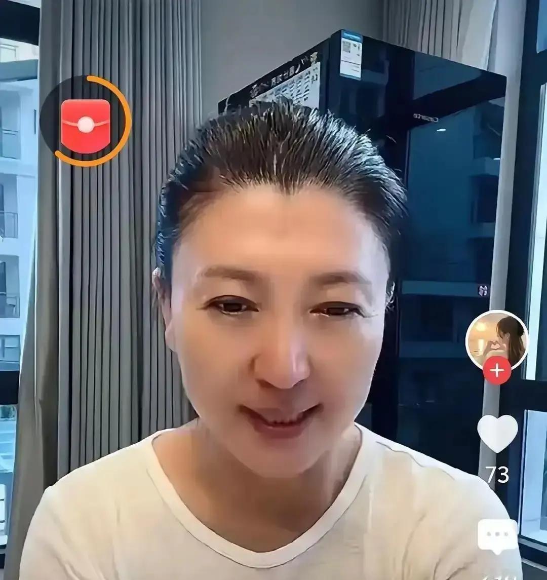 闫学晶昨晚八点直播卖保健品，开场三分钟掉粉两万。屏幕里她低头念提词器，话像背课