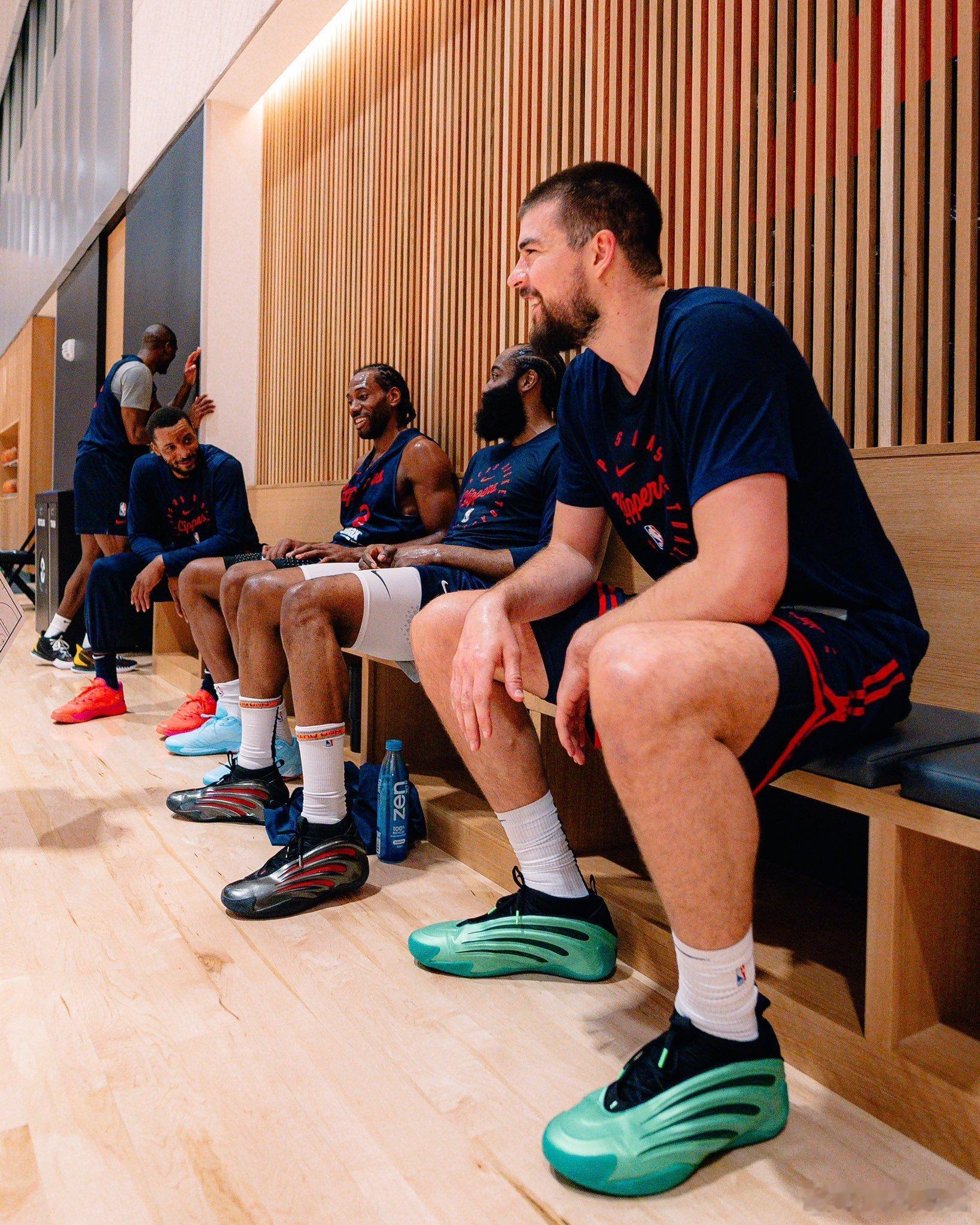 伦纳德告诉泰伦·卢，他会顶住压力，直到达里厄斯·加兰回归。他对失去詹姆斯·哈登和