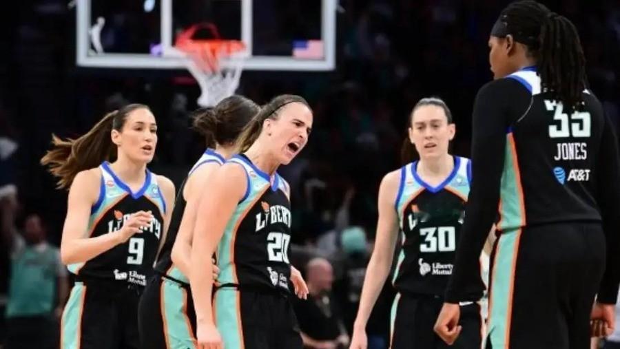 WNBA打了三十年没人做到的事，一个上场20分钟的中国替补中锋帮球队干成了，背后藏着什么纽约自由人官