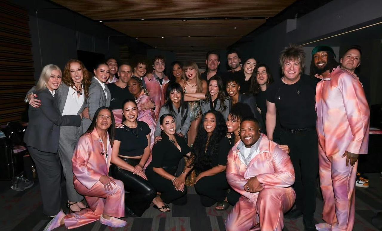 她撕碎了资本向上流动的剧本。泰勒·斯威夫特巡演刚结束，第一件事不是庆祝，而是签