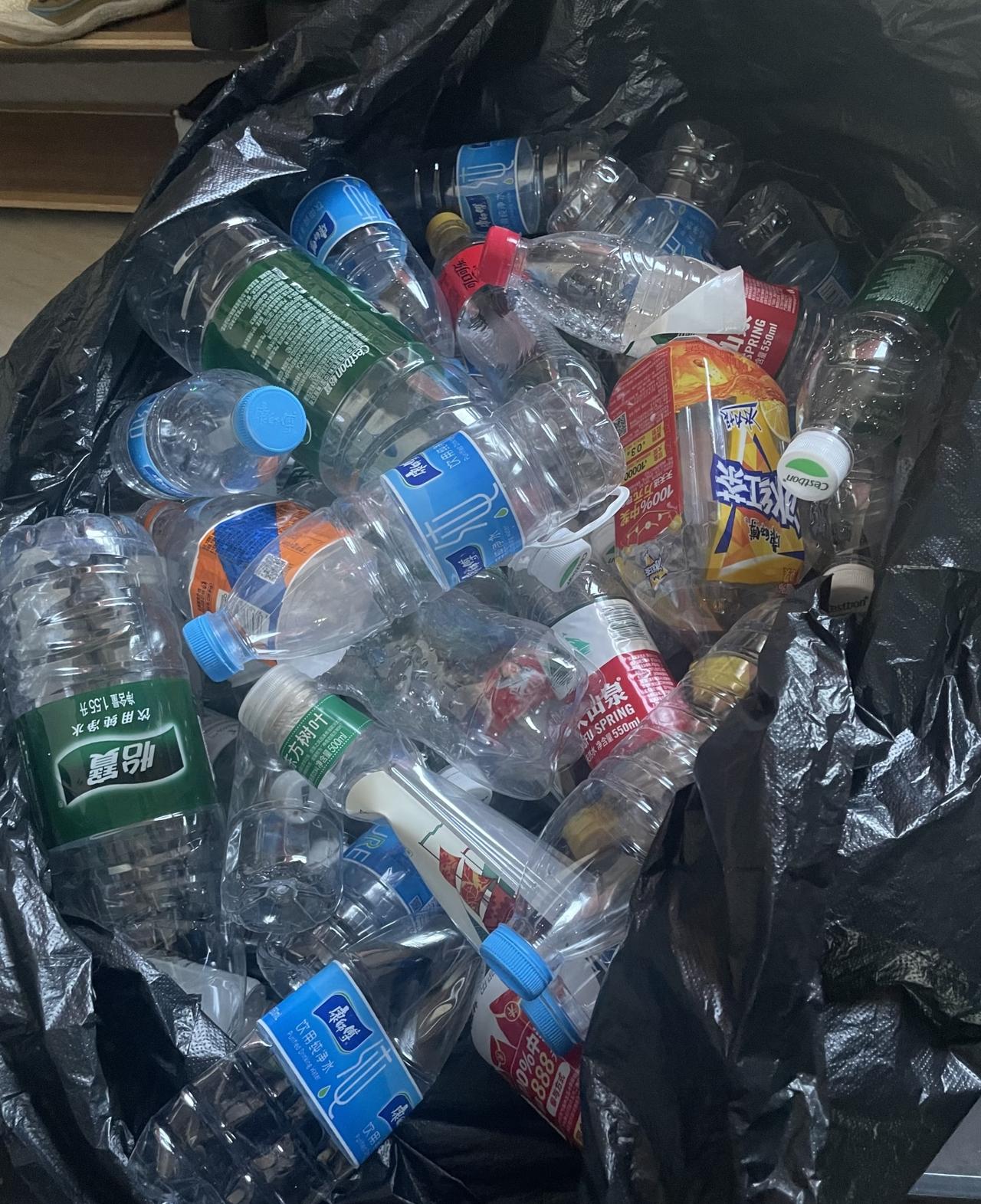 老板娘跟月薪2800元的清洁工说：我听保安讲，你有时偷偷摸摸拿厂里捡到的空饮料瓶