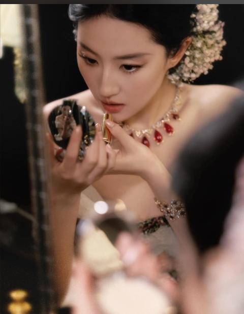 刘亦菲颜值有多高？导演说了一句大实话：她站在那里，其他女演员都不想站旁边了。