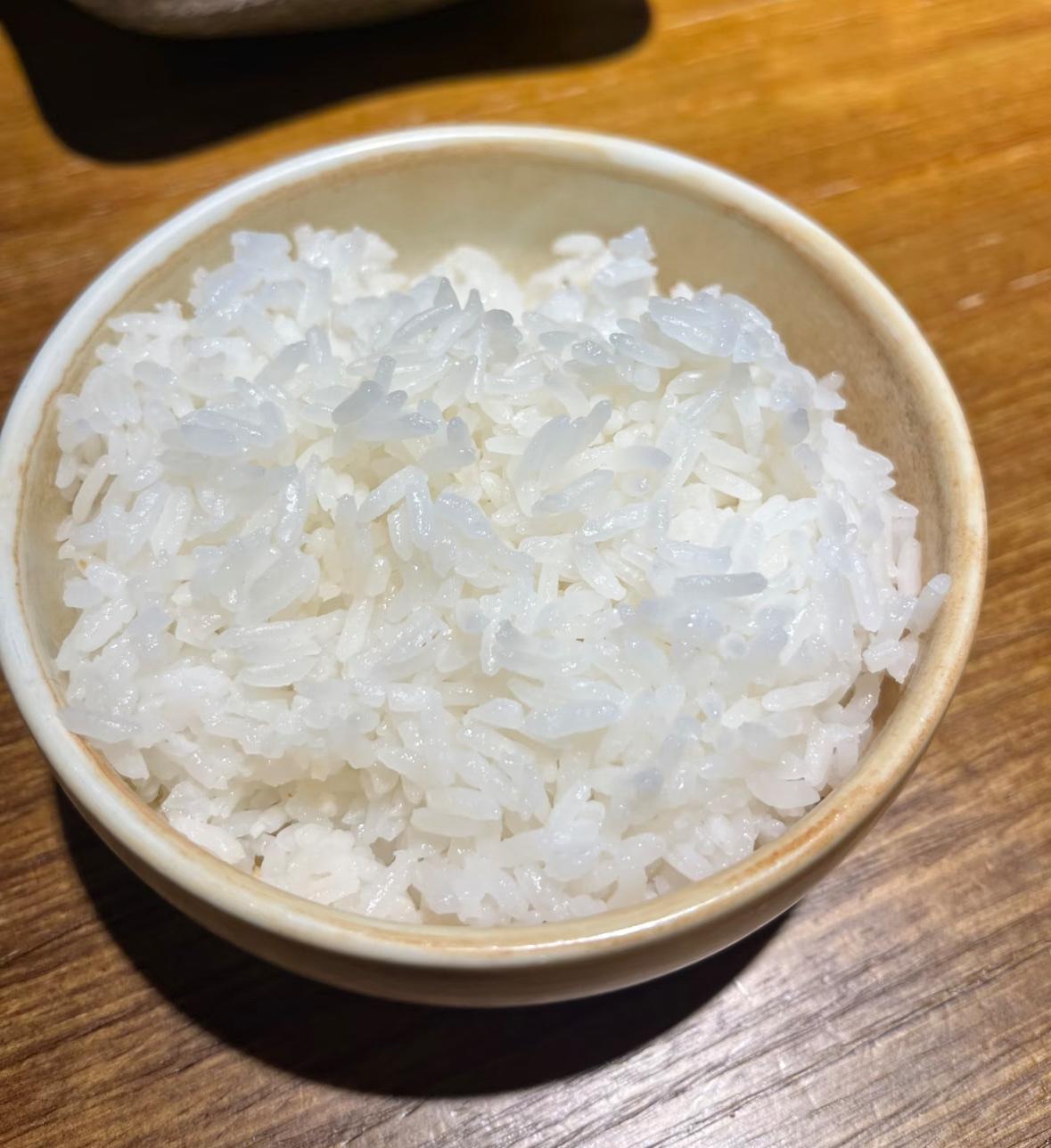 前两天在一家菜馆吃饭，我们是第二桌，前面两个客人吃好了剩的一品锅米饭剩了一半，我