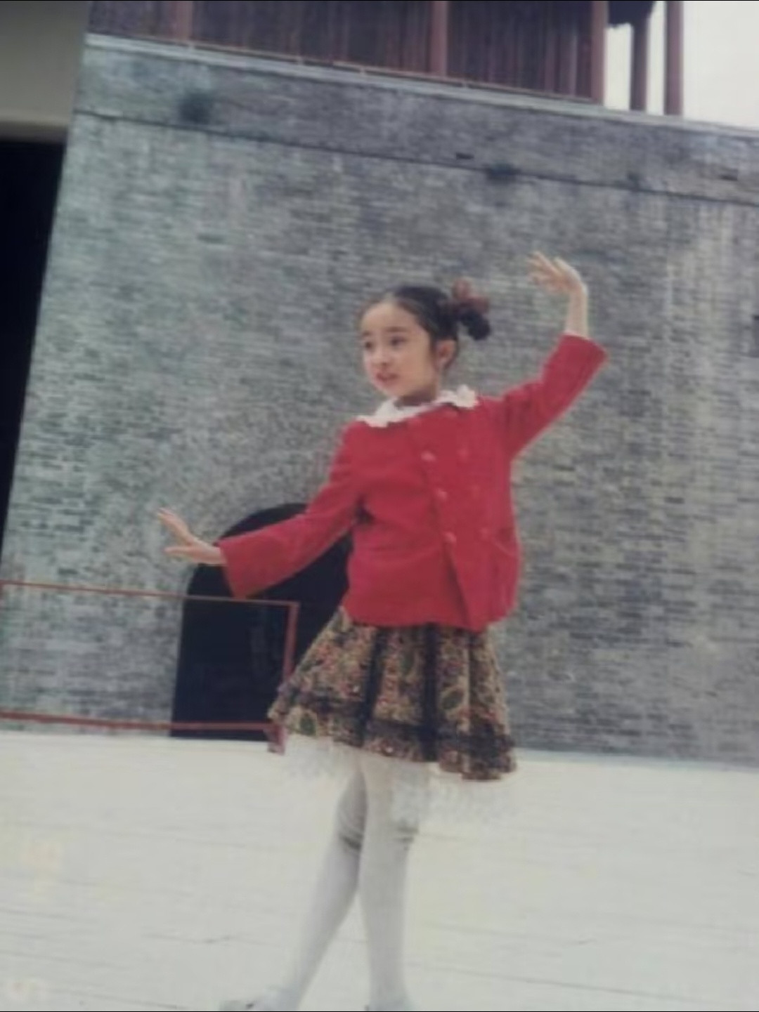 杨幂真的是等比例长大啊，从小比例就很好、四肢纤细，完全是老天爷赏饭吃。