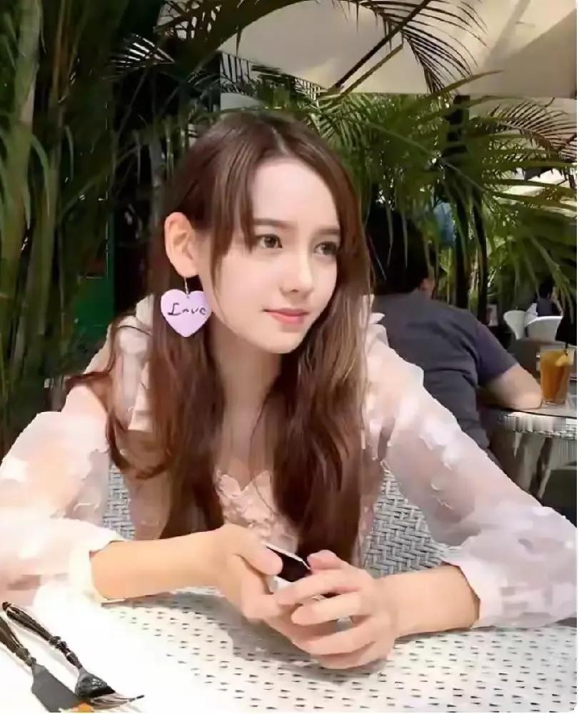 演员李崇霄已经离开几年了，他的女儿李诗颖最近走进了大家的视线姑娘是中德混血