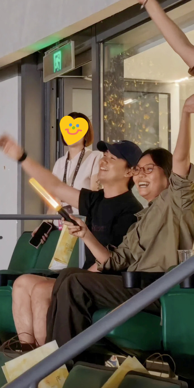 郭麒麟现身毛不易北京演唱会，与李雪琴一起上大屏，暴瘦后变化大开始被观众错认！郭麒麟现身毛不易北京演唱