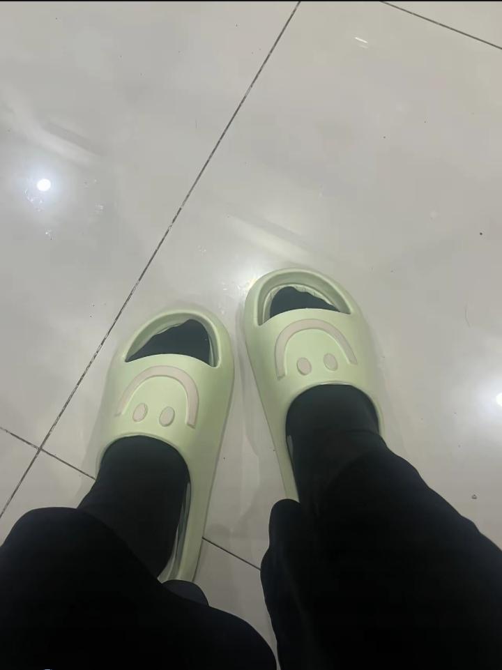 儿媳妇不在家，我的拖鞋坏了，临时就穿上她这双拖鞋。老伴看见连忙催我赶紧脱掉，说等