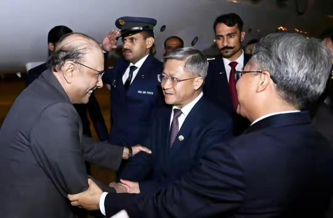 ✨巴基斯坦总统来华访问一周✨🐼在巴铁那里总统是个闲职，有充足的时间来华考