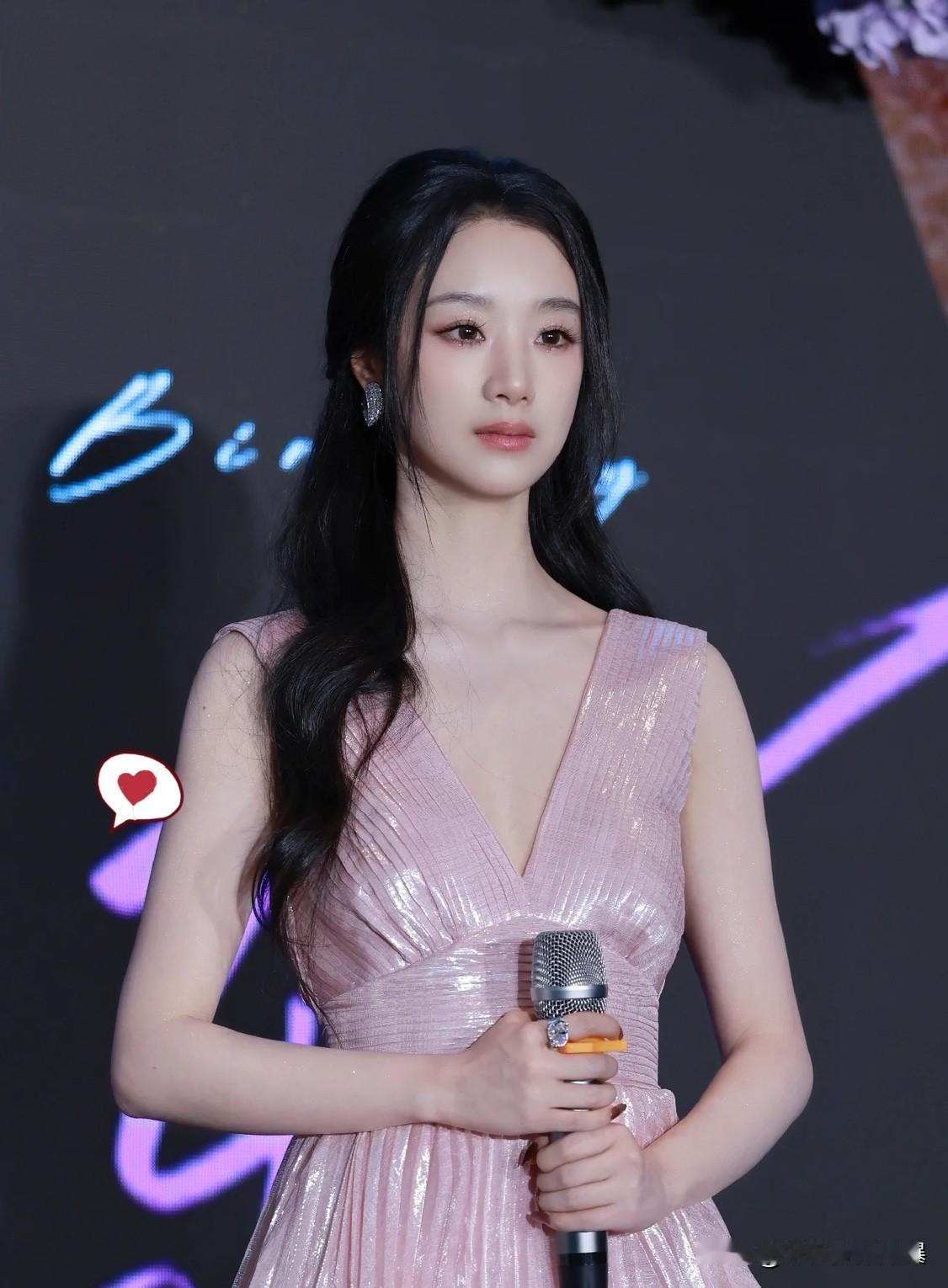 日薪3万，但每天只睡4小时。短剧演员的高薪是用命换的。王小亿上月银行卡进账1