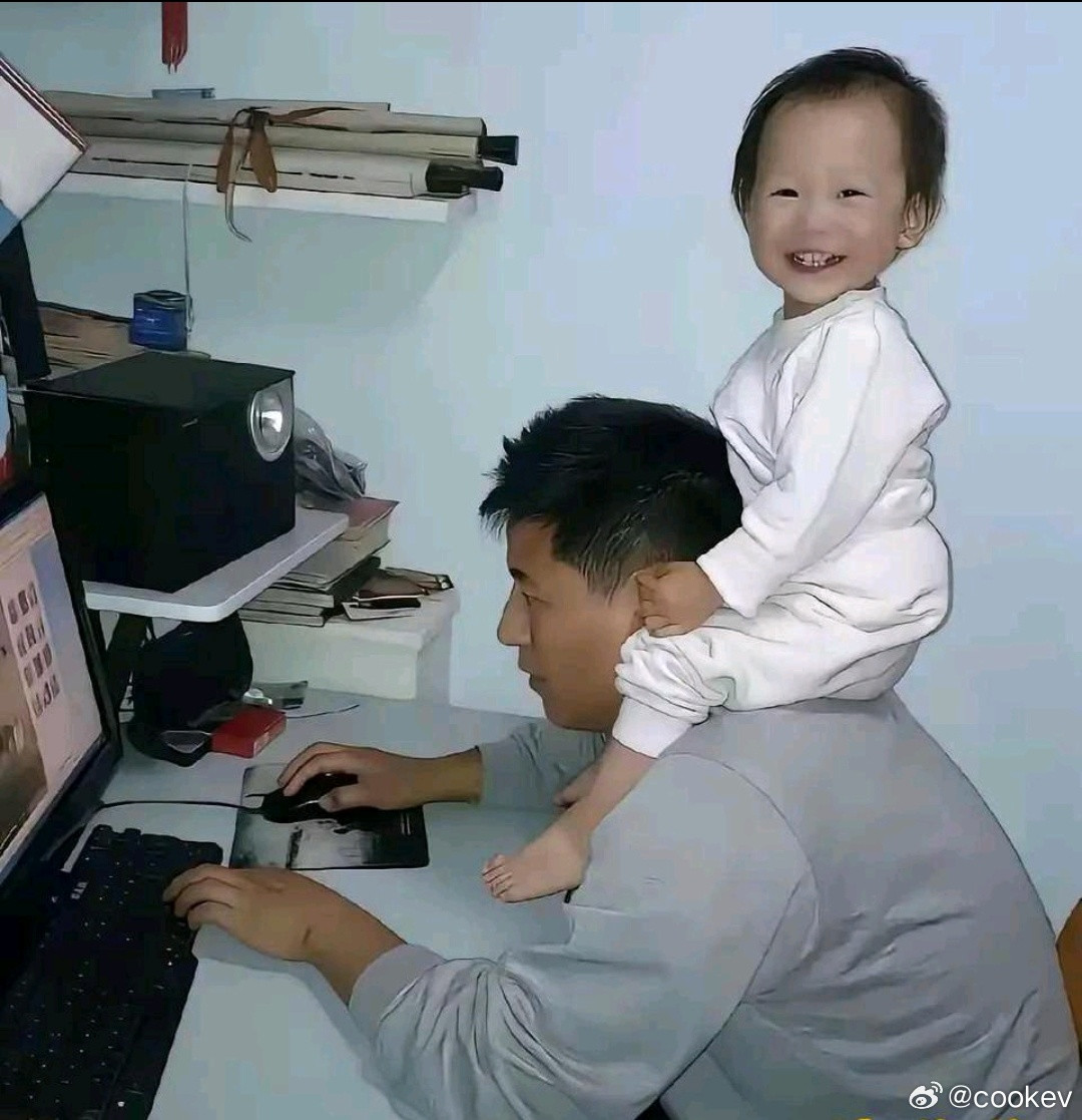 网上刷到一张张雪峰早年的旧照，画面太有意思了张雪峰正坐在那对着电脑认真干活，脖子