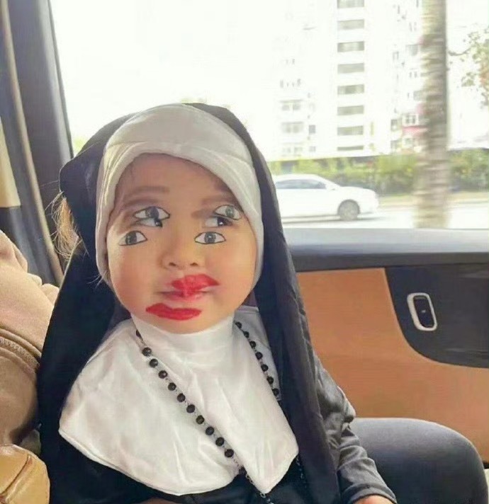 孩子参加了幼儿园的变装大赛，特意把她化妆成这样子，不出意外的话肯定是第一名​