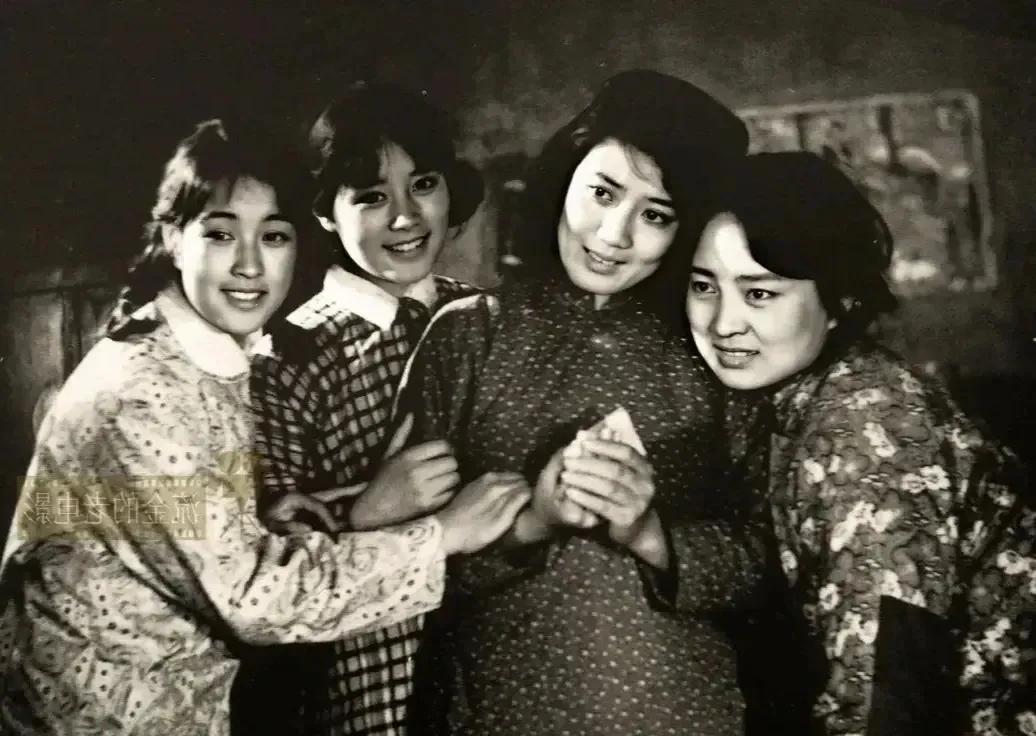 这张老照片是电影《许茂和他的女儿们》的剧照。照片上的演员张金玲、李秀明、李凤绪、