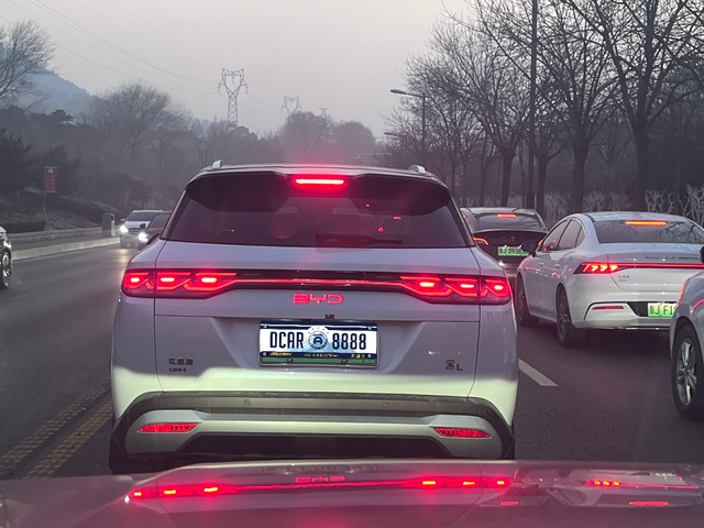 比亚迪宋L尾灯一直以为比亚迪的中国结尾灯是汉的专属今早路上看见前面的比亚迪宋