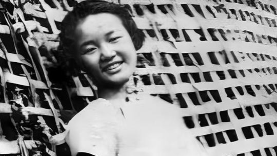 1941年，息烽监狱长把一女囚叫到办公室里，嬉皮笑脸着一边解衣服扣子，一边向女囚