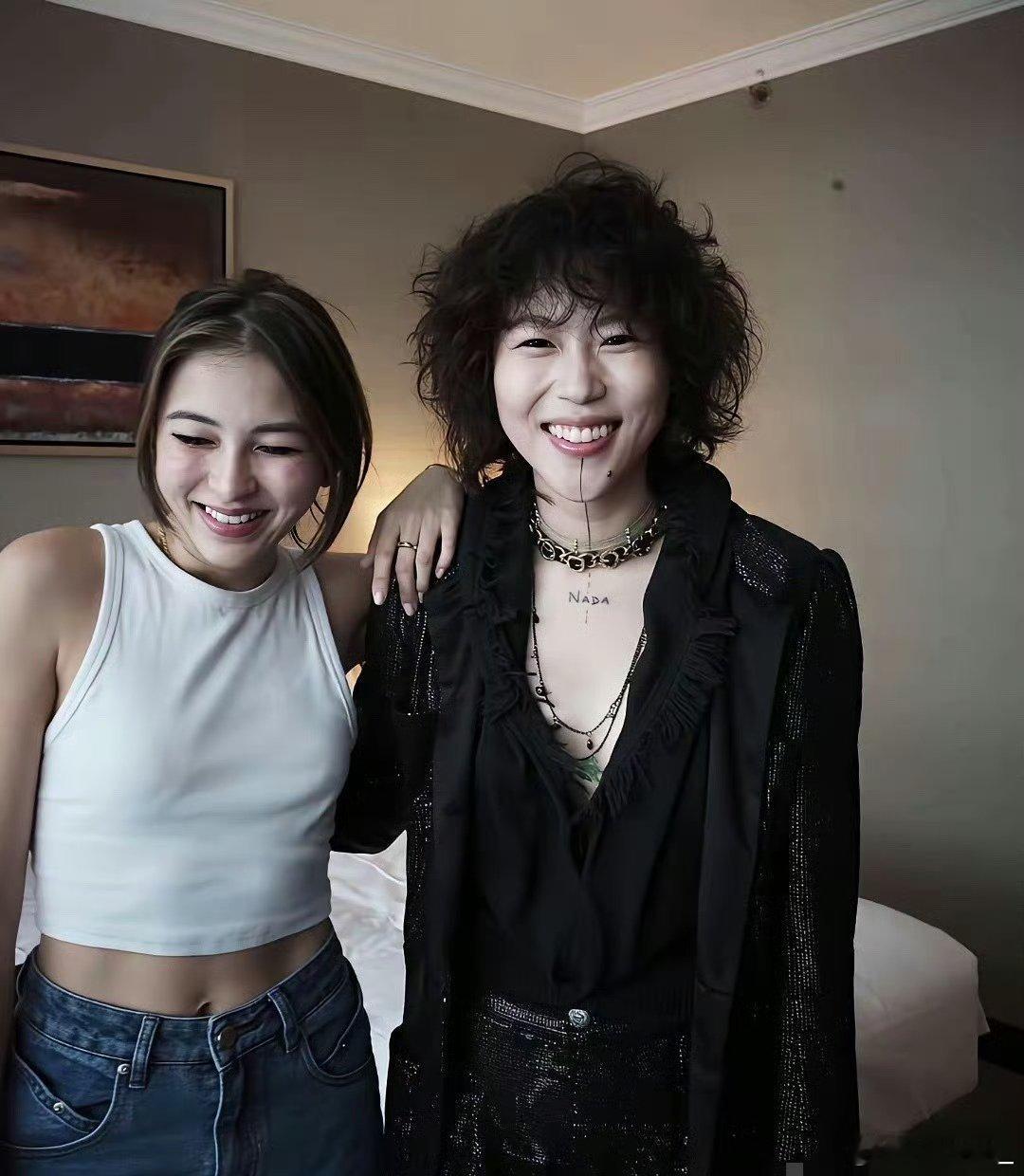 为什么王菲的女儿要纹一条虾线啊？