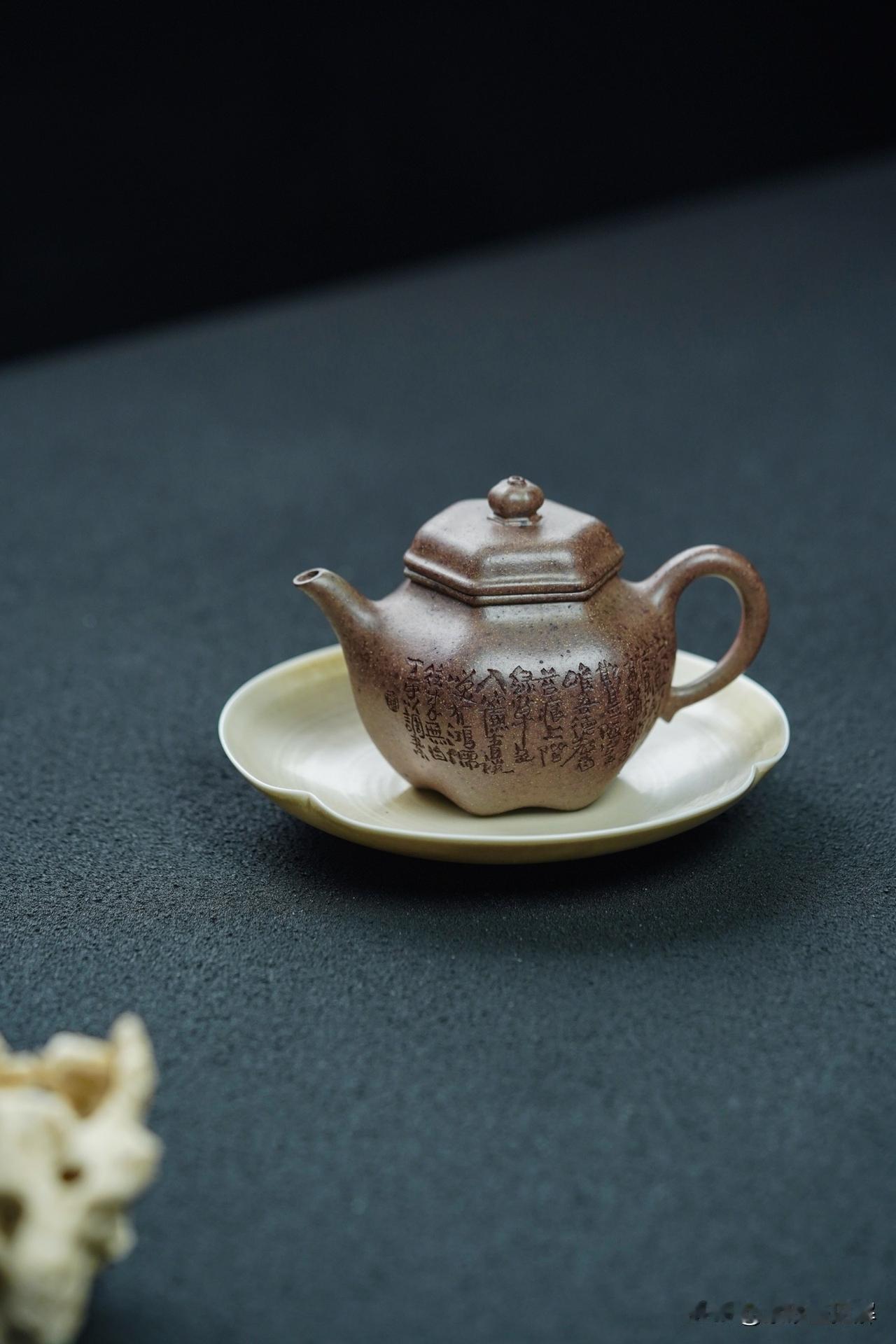 　在泡茶的过程中，用棉质的带有茶汤的湿毛巾对壶体进行擦拭，可有效地促使茶壶变得干