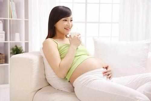 妈咪凭借第六感醒来, 拿开孩子被子, 夫妻俩发现及时