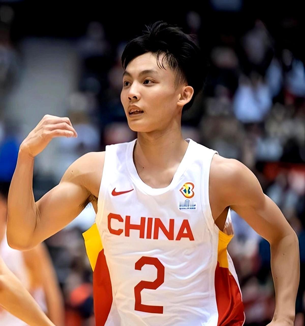 郭士强和徐杰，根本就玩不到一块去。郭士强那套打法，是上个世纪的了。他球员时代