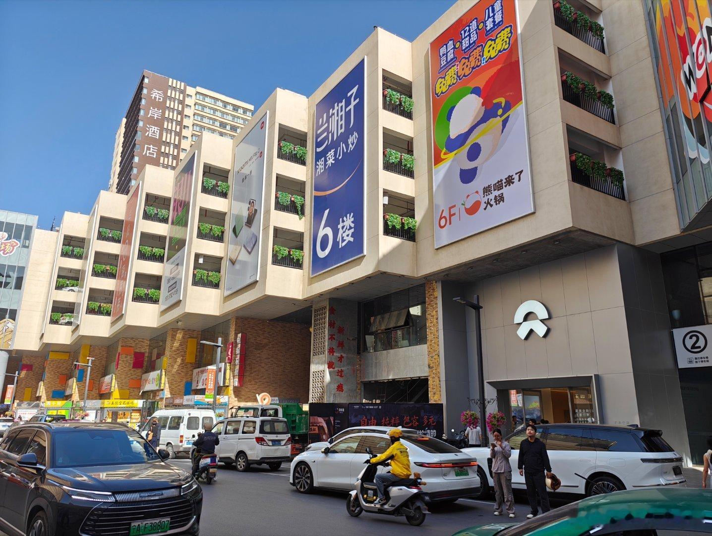 整个宁夏大概1800多个蔚来车主，500多个乐道车主，银川有4个换电站，下面每个