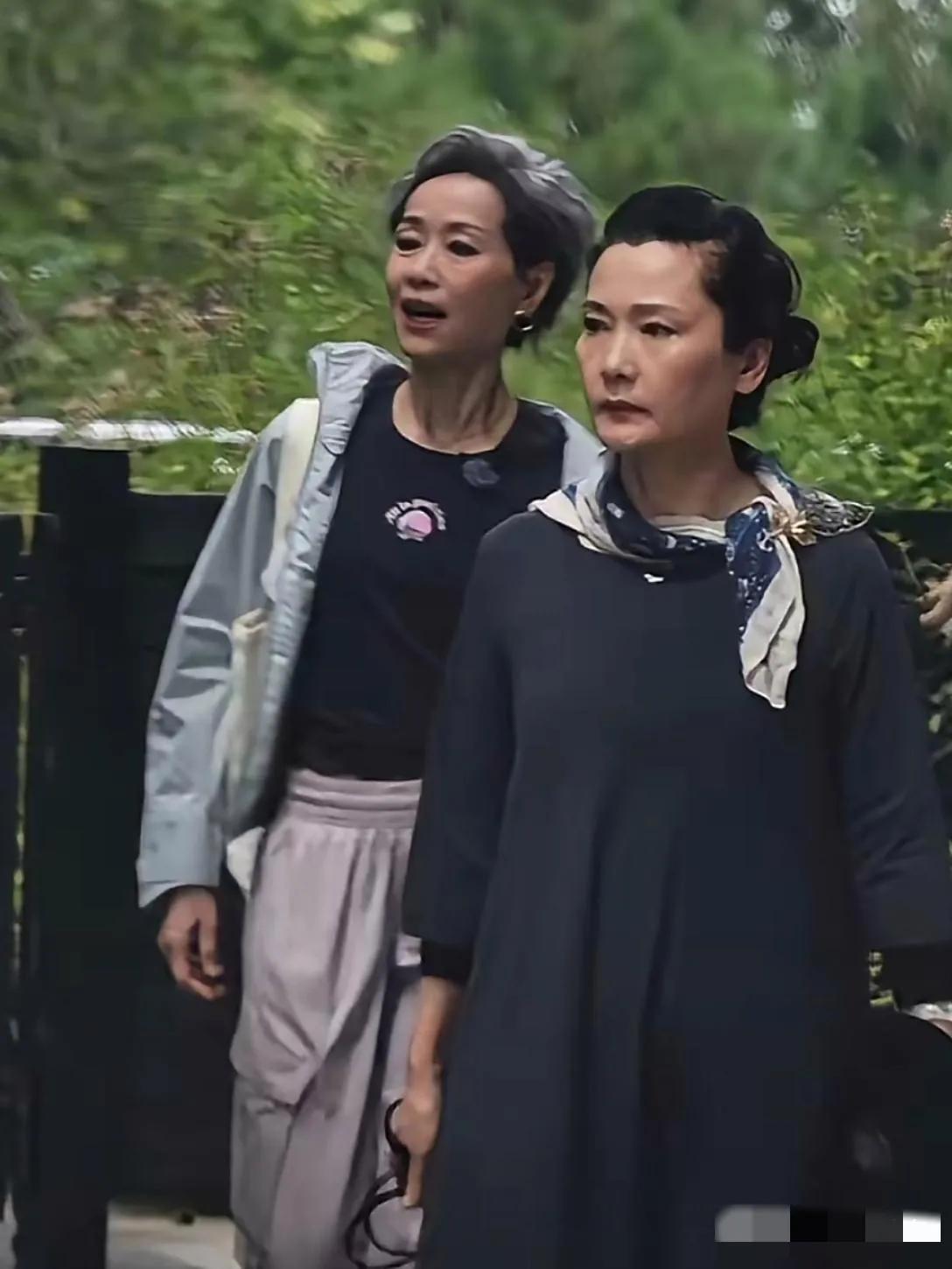 何赛飞不论是与叶童还是刘晓庆录综艺都是一副闷闷不乐的样子哈，为啥一丝笑容都没有呢