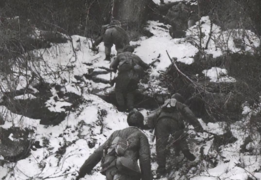 抗美援朝战争中，邓华主动让贤的故事流传甚广，但这背后牵涉的三位开国名将许多内容，