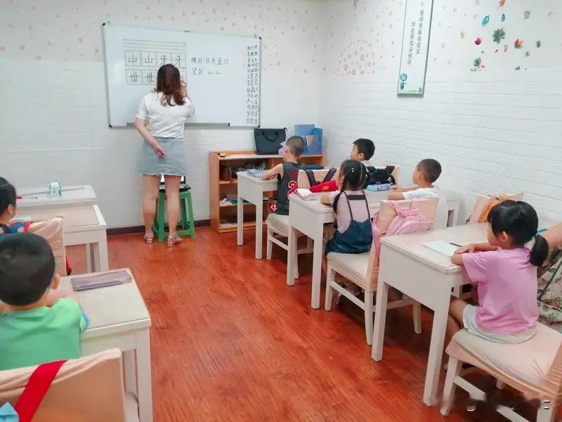 如今，生儿子的家庭可有福气啦。当下的幼儿园简直成了小女生的天下，一个班里二十多个