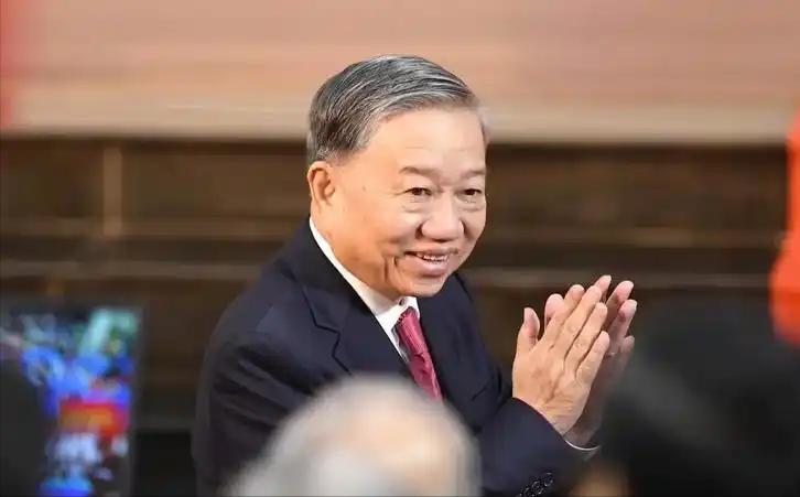 越南要买车，中国发货了。 别看越南平时心气高，天天喊着铁路国产化，真要用起车